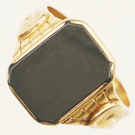 Ring med hematit stl:20¼ bredd 3,2mm 18K bruttovikt 6,2g Vikt: 6,2 g