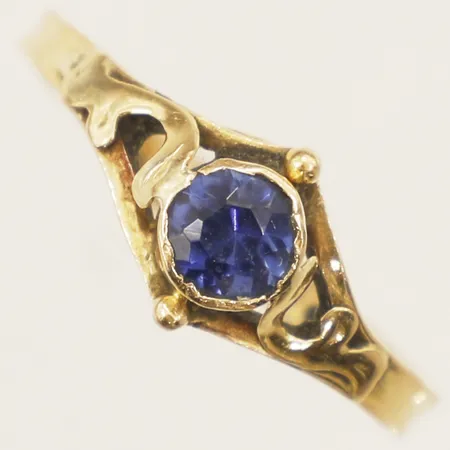 Ring med syntetisk safir stl:17 bredd 8mm år 1962 18K  Vikt: 2,2 g