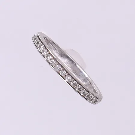 Alliansring med diamanter 16 x ca 0,012ct stl:18, bredd 2,3-2,4mm, GHA, vitguld 18K.  Vikt: 2,8 g