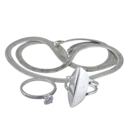Halsband & Ringar 2 stycken silver 925/1000, halsband längd 50 cm, bredd 4 mm, ringar stl:17¼ resp. 19¼ mm, vita stenar, lås saknas Vikt: 18,5 g