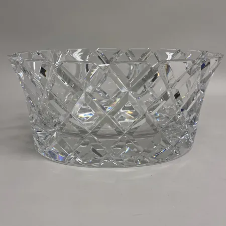 Skål Sofiero Gunnar Cyrén Orrefors, djupslipad dekor, kristall, ca 31cm, höjd ca 15,5cm, märkt Orrefors 3834-3 , etikettmärkt, bruksskick Specialfrakt, kontakta pantbankskontoret för mer information.
