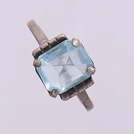 Ring med sten, stl:17¼ bredd 2,1-9,7mm, nagg, silver 830/1000 Vikt: 2,1 g