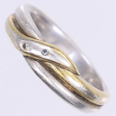 Ring med vita stenar stl:19½ bredd 4-7mm, okänd tillverkare, silver 925/1000 Vikt: 7,9 g