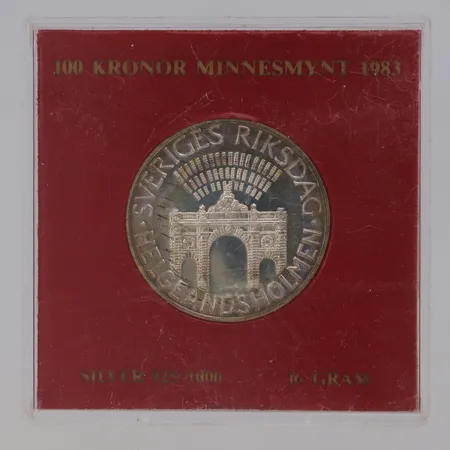 Minnesmynt Helgeandsholmen 1983 100kr, Ø32mm, repigt plastetui, silver 925/1000 Vikt: 16 g