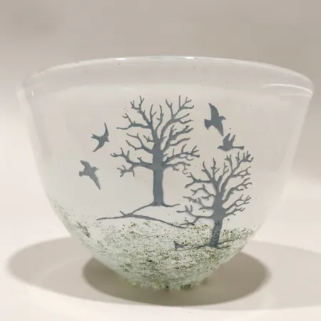 Skål Höst Kjell Engman Kosta boda höjd 10cm bredd 14cm nr 88262 signerad etikettmärkt repig på undersidan Skickas med paket.