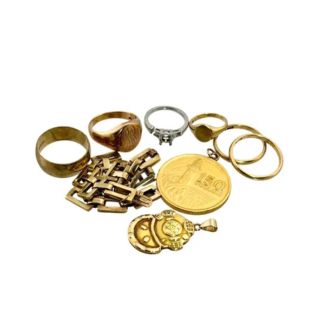 Diverse smycken, 9K guld - vikt 37,34g, 14K guld - vikt 2,76g, 18K guld - vikt 13,33g, mynt/hänge 22K guld - vikt 25g, Platina 950/1000 - vikt 5,03g, slitage, monogram, gravyrer, defekter  Skickas med postpaket.