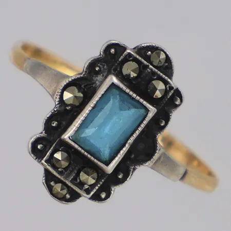 Ring med grön sten och markasiter stl:16½, skadad skena, del i silver, sten saknas, 18K Bruttovikt 1,7g Vikt: 1,7 g