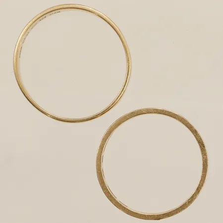 Två ringar stl:16¾+18, bredd 4,8mm gravyr 18K Vikt: 7,7 g