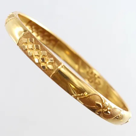 Armring med dekor Ø63mm bredd 7,5mm ostämplat 18K.  Vikt: 10,2 g