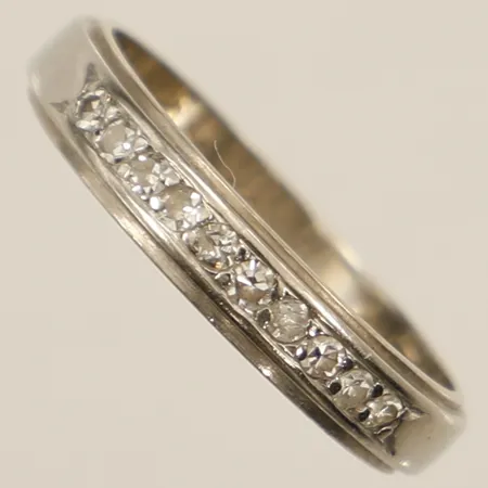 Ring med diamanter 10xca0,01ct 8/8-slipade stl:15¼ bredd 3,4mm en diamant skadad, gravyr vitguld 18K  Vikt: 2,4 g