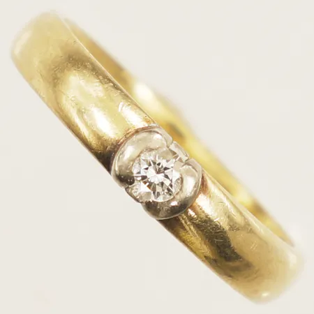 Ring med diamant 0,12ct enligt gravyr stl:17¾ bredd 3,7mm, Heribert Engelbert AB år 1998 18K Vikt: 4,8 g