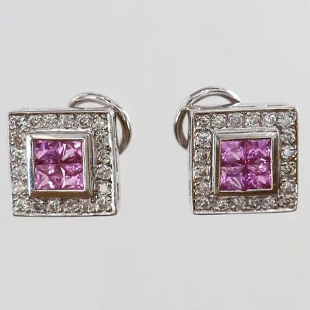 Ett par örhängen med prinsesslipade rosa safirer 8 x ca 0,20ct ca 3,3mm/st totalt ca 1,60ctv samt diamanter 40 x 0,02ct totalt ca 0,80ctv 17,5x17,5mm vitguld 18K.  Vikt: 9,7 g