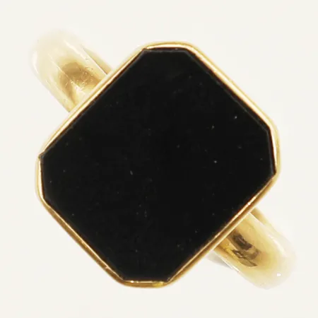 Ring med onyx stl:20 bredd 3,3mm 18K bruttovikt 6,7g Vikt: 6,7 g