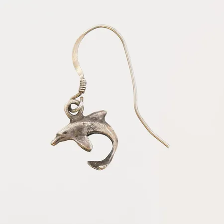 Ett udda örhänge med en delfin, höjd 26mm, silver 925/1000 Vikt: 1,1 g