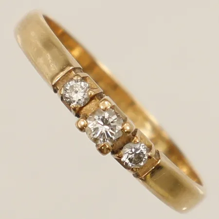 Ring med diamanter totalt 0,14ct enligt gravyr stl:17 bredd 2,3mm gravyr 18K Vikt: 2 g