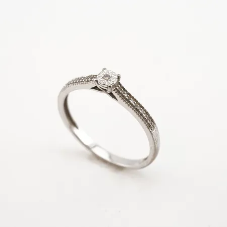 Ring m vita stenar, vitguld, stl 18(57), bredd 3,5mm, 18k Vikt: 2,2 g