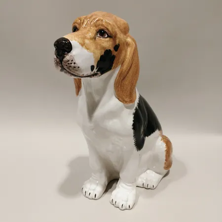 Figurin Beagle höjd 31cm bredd 21cm otydlig signatur Skickas med postpaket.