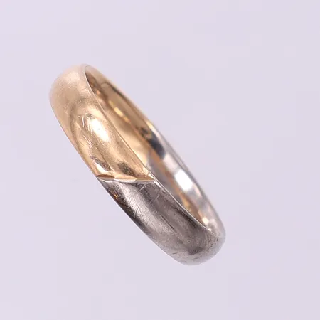 Ring tvåfärgad, stl:18½ bredd 4,2mm, gravyr. 18K  Vikt: 4,7 g