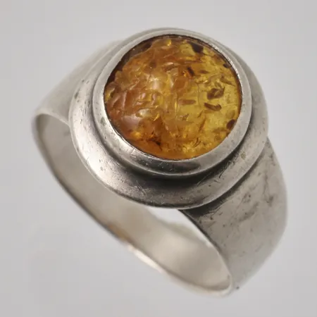 Ring stl:18¼ bredd 3,5-14,5mm, 1st bärnstens liknande sten, skrovlig yta, silver 925/1000, 4,44g.