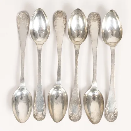 Sex teskedar modell Gammal Fransk, längd 139mm, fem av William Lyon 1852 och en av Charles Johansson 1884 i Göteborg, åldersbetingat bruksslitage, silver 830/1000 Vikt: 69,4 g