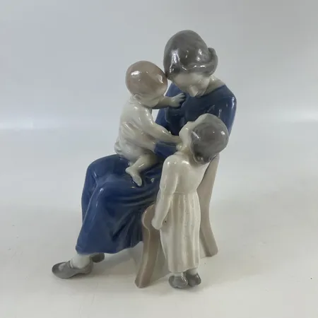 Figurin, mamma med barn, porslin, Michaela Ahlmann, Bing & Grøndahl, Danmark, Modellnummer 2262, Höjd 20,5cm