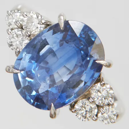 Ring med en Ceylonsafir 12,79x9,70x5,66mm enligt certifikat från GIA samt 6 diamanter 0,54ctv enligt gravyr, stl:16½, bredd: 2,5-12,7mm, safiren är värmebehandlad, färgzonering, små nagg, repor på ringskenan, platina 900/1000, certifikat från GIA medföljer Vikt: 8,4 g