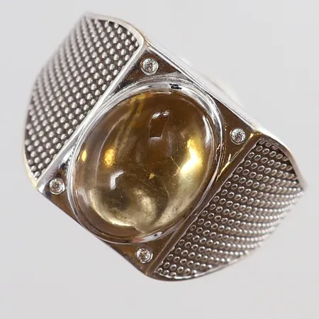 Klackring med gul och vita sten stl:20½ bredd 2,8-16mm vitguld 14K.  Vikt: 12,1 g