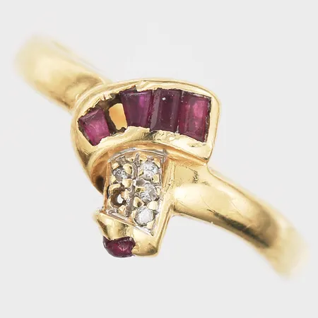 Ring med rubiner samt diamanter, skador/stenar saknas, stl: 17, 18K guld Vikt: 1,8 g