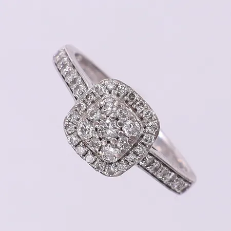Ring med 41 diamanter 0,54ctv stl:18, bredd 2,1-9mm, GHA, vitguld 18K. Vikt: 3,7 g