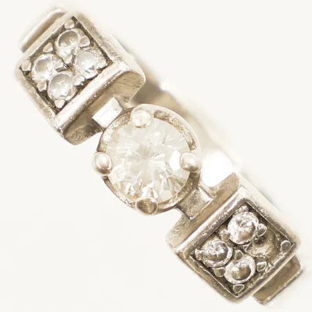 Ring med vita stenar stl:18¼ bredd 6,2mm saknar stenar silver 925/1000 Vikt: 4,6 g