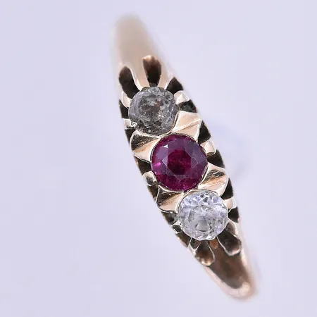 Ring med cerise och vita stenar stl: 17¼ bredd 2-5 mm graverad 18K. Vikt: 2,5 g