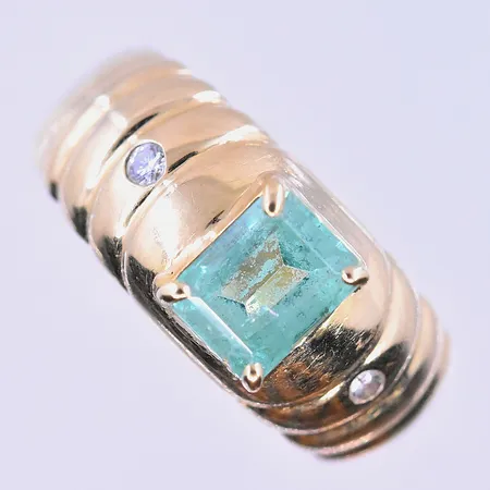 Ring med diamanter 2x0,02ct och troligen smaragd stl:17½ bredd 4-9 mm 18K. Vikt: 6,1 g