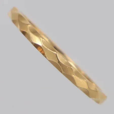 Ring med delvis fasetterad dekor, Guldfynd stl:18¼, bredd 2mm, 18K Vikt: 1,2 g