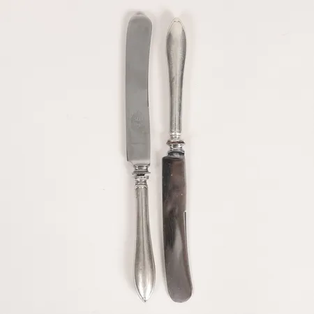 Två knivar modell Svensk spets, rundade blad i rostfritt stål, bucklor/defekter, fyllda skaft, längd 221mm, silver 830/1000, bruttovikt: 102,8 gram Vikt: 102,8 g