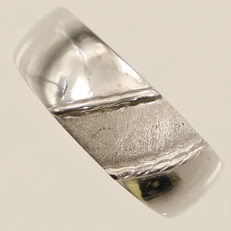 Ring stl:16 bredd 3,9mm GHA vitguld 18K Vikt: 1,5 g