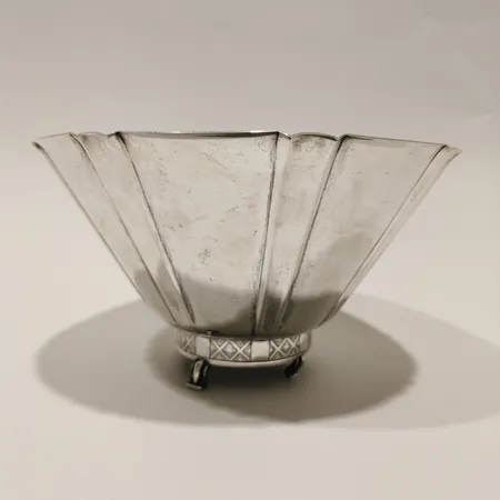 Skål på fot Ø20,5cm höjd ca11,5cm gravyr en foten defekt silver Vikt: 339,1 g