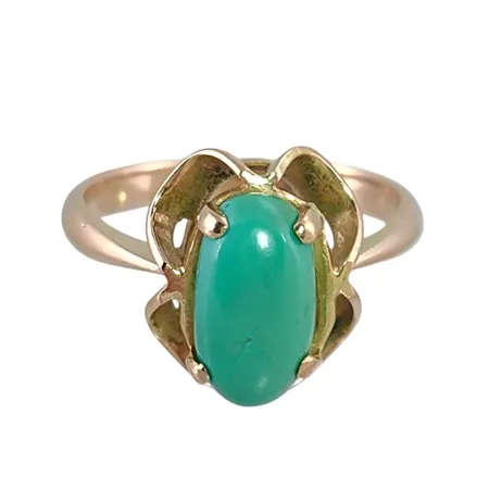 Ring i 14K guld med cabochonslipad Jade 6x11 mm, stl:17¾ mm, bredd 1,3 - 13 mm Vikt: 4 g