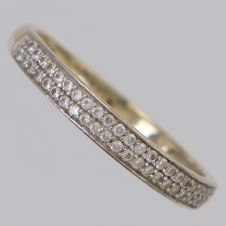 Ring med vita stenar stl:18¼, bredd 3mm, gravyr, 18K Vikt: 1,9 g