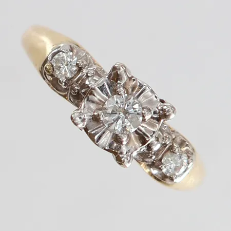 Ring med diamanter 1 x 0,13ct 2 x 0,04ct stl:16½ bredd 2-6,5mm tvåfärgat 14K. Vikt: 2,7 g