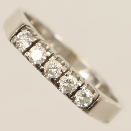 Ring med diamanter 5xca0,05ct stl:16¾, bredd 3,2mm gravyr vitguld 18K Vikt: 4,1 g