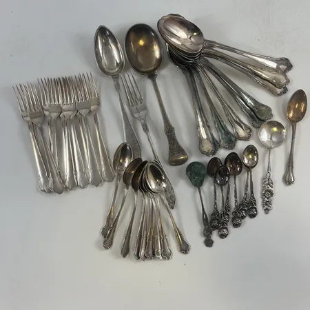 Parti med 41 delar matsilver, vissa med gravyrer, 830/1000 silver Vikt: 1063,6 g