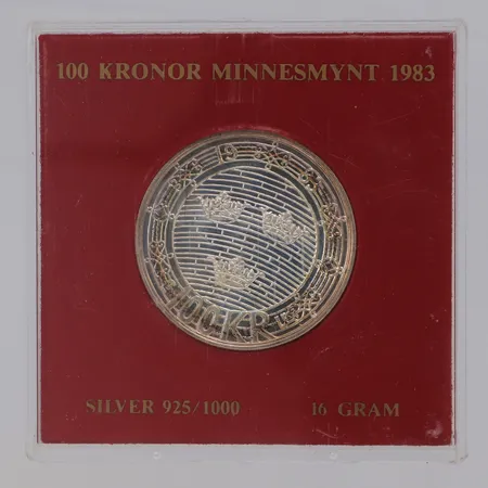 Minnesmynt Helgeandsholmen 1983 100kr, Ø32mm, repigt plastetui, silver 925/1000 Vikt: 16 g