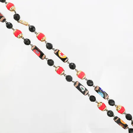 Collier av handblåst Muranoglas, glaskulor och vit sten i lås, längd 86cm, bredd ca 10mm, gulmetall.