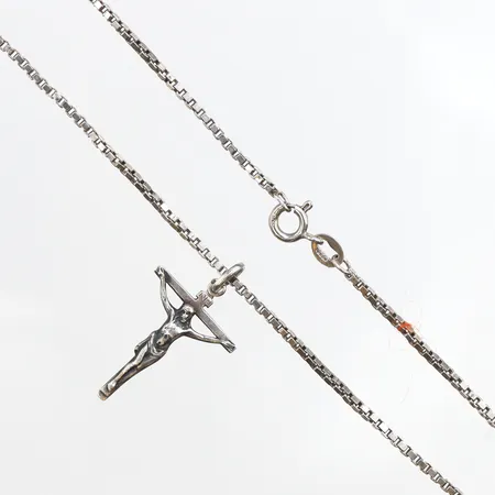 Kedja med hänge krucifix, 60cm, 835-925/1000 silver Vikt: 8,4 g