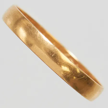 Ring slät stl:21½, bredd: 3,4mm, personlig gravyr, skev, repig, 18K Vikt: 2,2 g