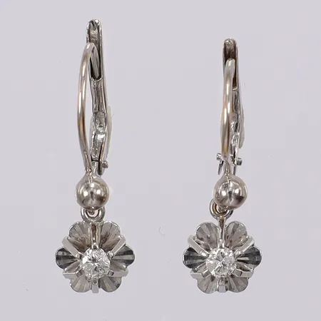 Ett par örhängen med diamanter ca 2x0,08ct längd: ca 2,2cm bredd: ca 7mm vitguld ostämplade 18K  Vikt: 2,4 g
