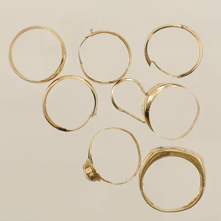 Fyra örhängen fyra ringar skeva defekta gravyrer 18K Vikt: 9,8 g