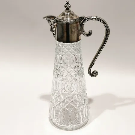 Kanna i glas med silverpläterad överdel höjd ca 29cm. Skickas med paket.