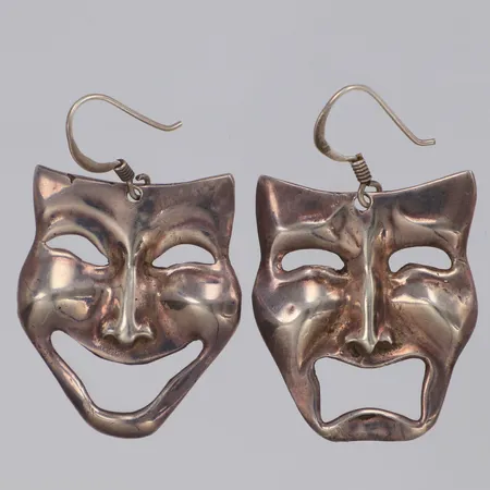 Ett par örhängen teatermasker, längd 43mm, bredd 26mm, 925/1000 silver Vikt: 9,1 g