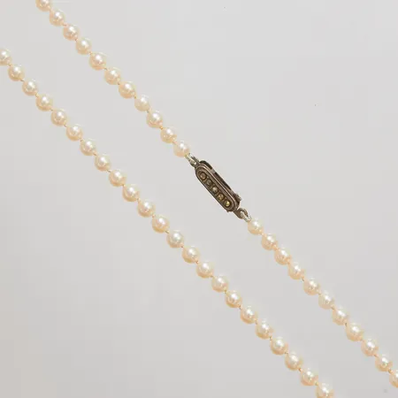 Collier med odlade pärlor längd: 35cm, bredd: 4mm, lås i silver med markasiter, silver 835/1000, bruttovikt: 8,4g.